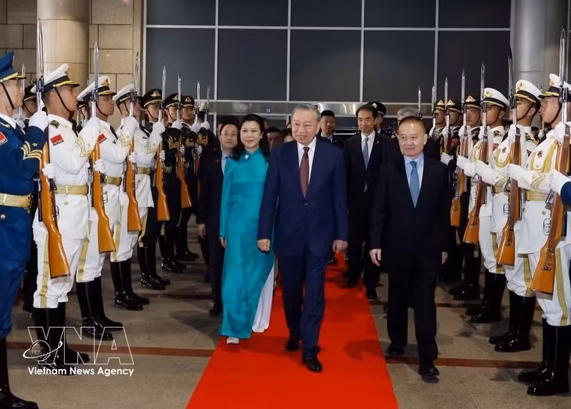 The farewell ceremony for General Secretary of the Communist Party of Viet Nam (CPV) Central Committee and President of Viet Nam To Lam and his spouse at Beijing West Railway Station in Beijing. (Photo: VNA)