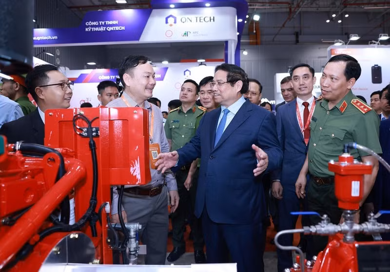 PM Pham Minh Chinh visits the Secutech+ Viet Nam exhibition. (Photo: VNA)