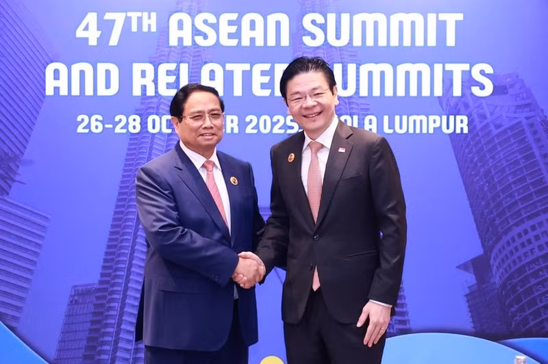 Prime Minister Pham Minh Chinh (R) and his Singaporean counterpart Lawrence Wong (Photo: VNA)