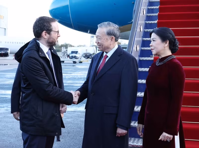 Welcoming ceremony for Party General Secretary To Lam and his spouse at London Stansted Airport (Photo: VNA)