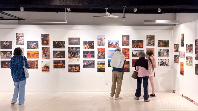 Visitors view the photo exhibition on the land and people of Viet Nam during the third Bonjour Viet Nam Festival.