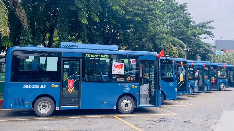 Currently, the city operates 47 electric bus routes with 606 vehicles in service. (Photo: QUY HIEN)