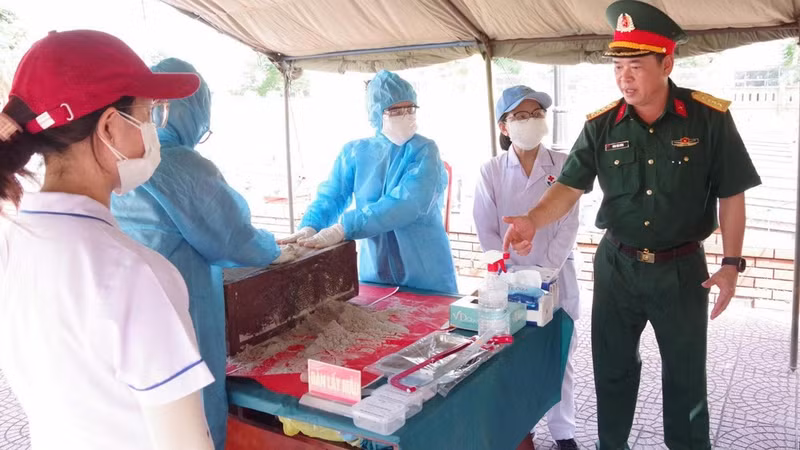 Colonel Dinh Van Hung, Political Commissar of the Da Nang City Military Command, inspects DNA sampling work. (Photo: QUANG CUONG)