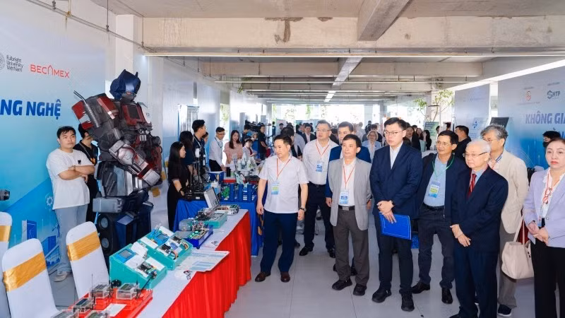 Delegates visit the technology exhibition area.