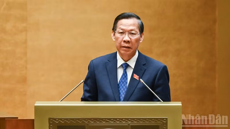 Phan Van Mai, Chairman of the National Assembly's Economic and Financial Committee, presents an appraisal report on the implementation of the 2026 socio-economic development plan and the proposed plan for 2027. (Photo: DUY LINH)
