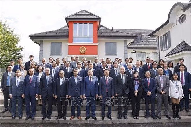 National Assembly Chairman Tran Thanh Man (front, sixth from left)poses for a group photo with fellow delegates. (Photo: VNA)