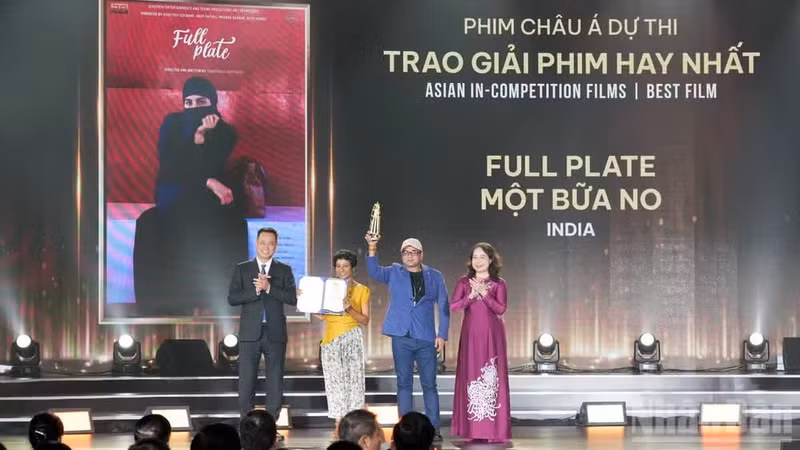 Vice State President Vo Thi Anh Xuan ( first, right) and Da Nang Party Committee Secretary Le Ngoc Quang present the Best Asian Film award to India's Full Plate. (Photo: VNA)