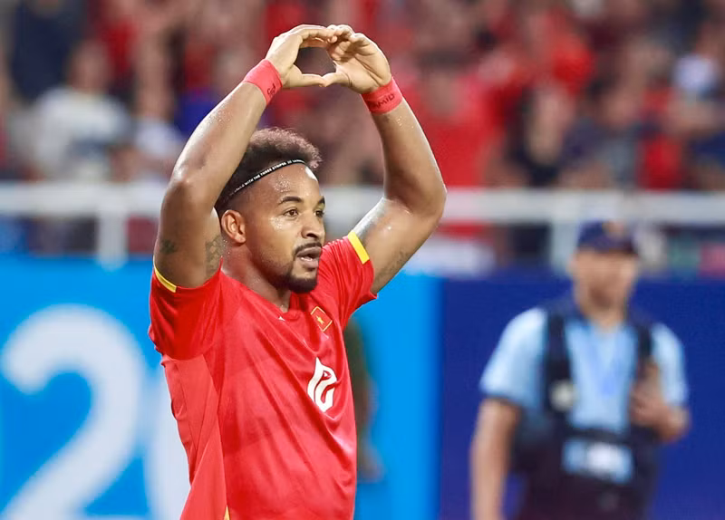 Xuan Son delivers an outstanding performance, scoring two goals in the 63rd and 89th minutes. (Photo: tuoitre.vn)