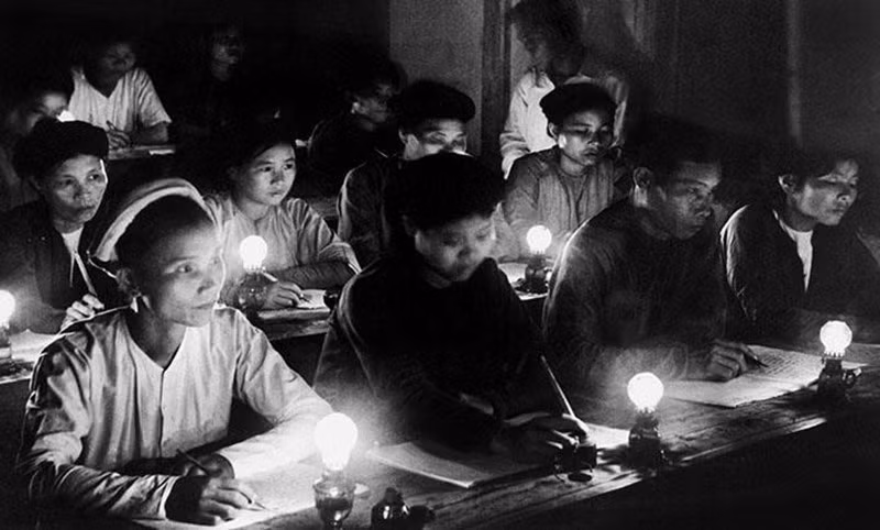 In November 1945, the Party Central Committee issued the directive on Resistance War and National Construction, consolidating the government, fighting the French colonial invasion, combating illiteracy, reforming education in a new spirit, opening universities and secondary schools, and building a new culture based on three principles: scientific, national and popular. As a result, after one year, 2 million people escaped illiteracy. In the photo: A “popular education” class in Ha Noi in the early days of independence. (Photo: VNA Archives)