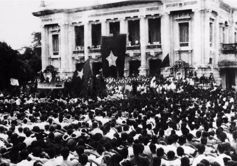 On August 19, 1945, hundreds of thousands of people from Ha Noi and neighbouring provinces took different routes to the Ha Noi Opera House Square to attend an unprecedented mass rally of revolutionary forces in response to the national uprising to seize power. (Photo: VNA Archives)