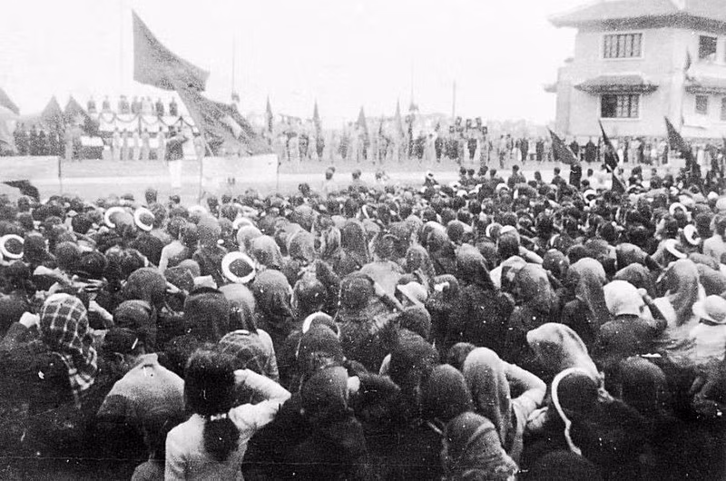 In January 1946, the Government decided to hold a General Election to elect the National Assembly, draft the Constitution and establish an official Government. In the photo: On January 12, 1946, tens of thousands of people in the capital gathered at the Central School Campus, now Ha Noi University of Science and Technology, to welcome President Ho Chi Minh and newly elected deputies to the first National Assembly. (Photo: VNA Archives)