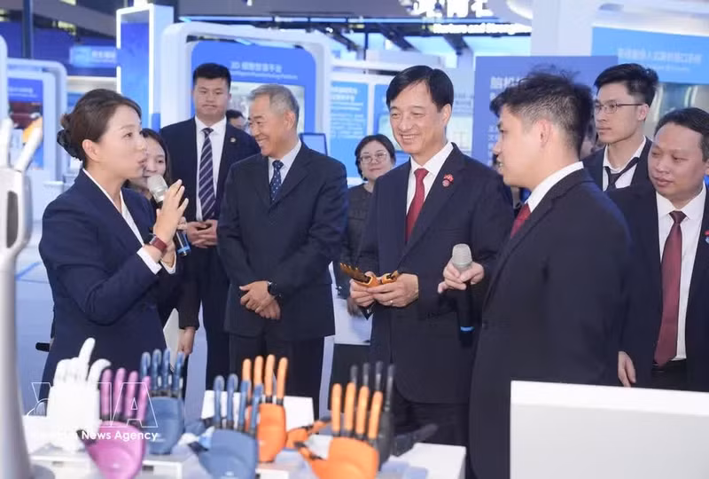 Politburo member and Chairman of the Party Central Committee’s Organisation Commission Nguyen Duy Ngoc (centre) and the Vietnamese delegation visit the exhibition area and listen to presentations about the formation and development of Zhongguancun and some outstanding achievements in science, technology, and innovation in Beijing. (Photo: VNA)