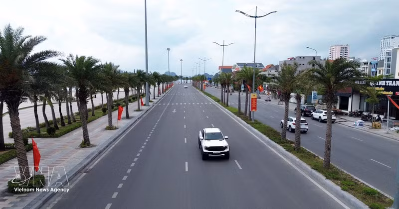A coastal road connecting Ha Long and Cam Pha in Quang Ninh province (Photo: VNA)