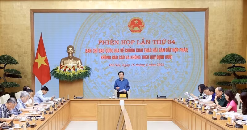 Deputy Prime Minister Ho Quoc Dung chairs the 34th meeting of the National Steering Committee on combating illegal, unreported and unregulated (IUU) fishing in Ha Noi on April 16. (Photo: VNA)