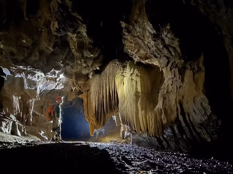 Millennia-old stalactites inside the newly discovered Nuoc Lan Cave in the Phong Nha–Ke Bang National Park, Quang Tri province (Photo: VNA)