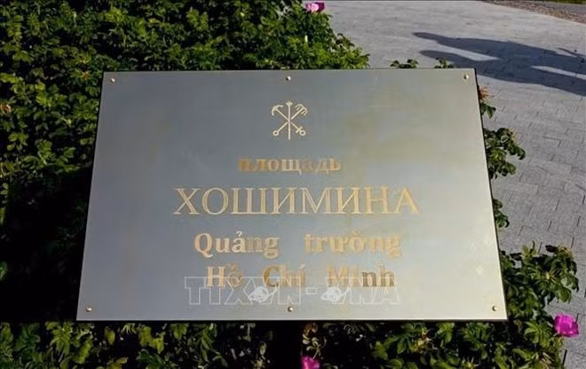 The name plaque of Ho Chi Minh Square in St. Petersburg. (Photo: VNA)