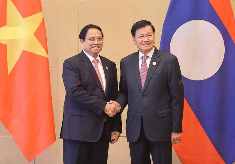 Prime Minister Pham Minh Chinh (L) meets with General Secretary of the Lao People’s Revolutionary Party (LPRP) and President of Laos Thongloun Sisoulith in Tianjin, China on September 1 (Photo: VNA)