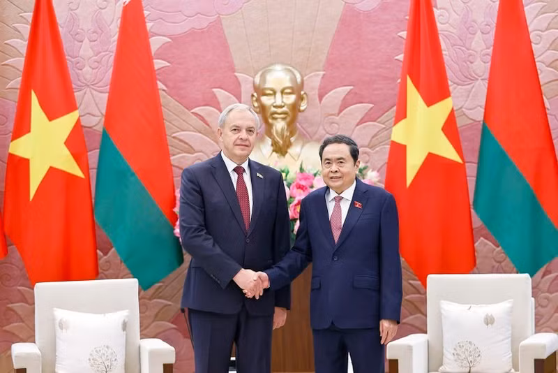 Chairman of the National Assembly Tran Thanh Man (R) shakes hands with Igor Sergeenko, Chairman of the House of Representatives of the NA of Belarus, at their meeting in Ha Noi on September 1, 2025. (Photo: VNA)