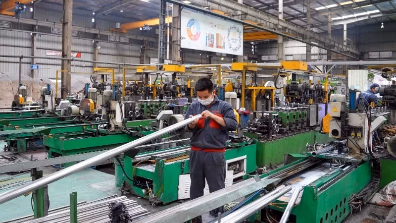 Tax and fee exemptions, reductions, and deferrals have helped cut input costs and support businesses in overcoming difficulties (Photo: TUE NGHI)