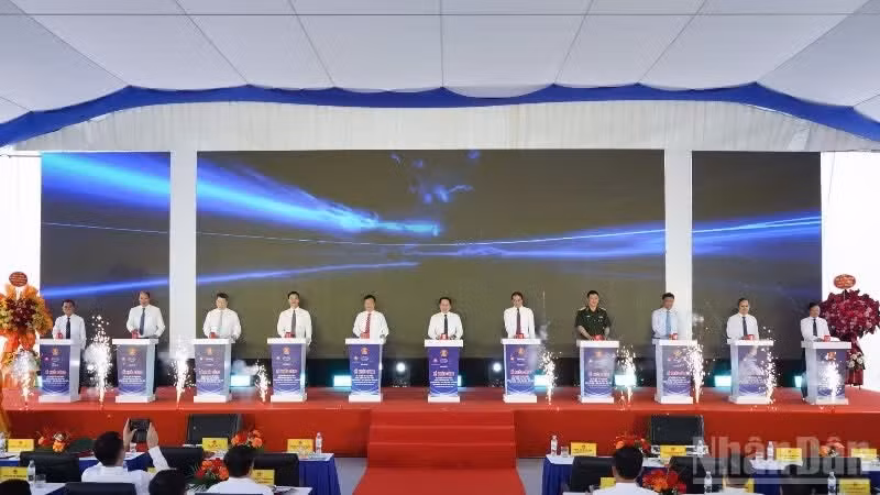 Delegates press the button to launch the project.