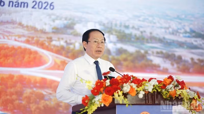 Deputy Prime Minister Le Tien Chau delivers directive remarks.