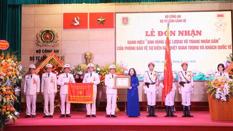 Vice President Vo Thi Anh Xuan presents the “Hero of the People’s Armed Forces” title to the Division for the Protection of Particularly Important Events and International Guests. (Photo: PHAM KIEN)