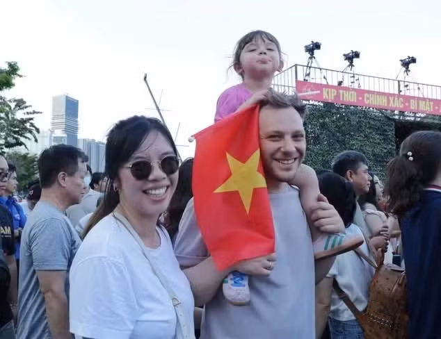 Foreign tourists wait to watch fireworks marking the Liberation of the South and National Reunification Day (April 30) in Ho Chi Minh City (Photo: thanhnien.vn)