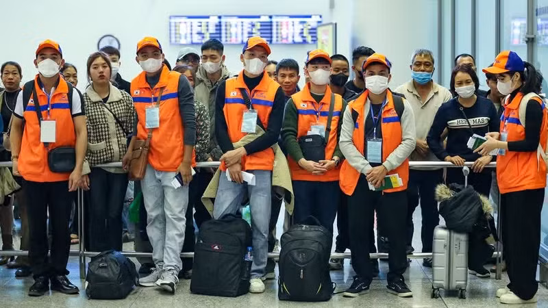Vietnamese guest workers are bound for Japan, the RoK (Photo: VNA)