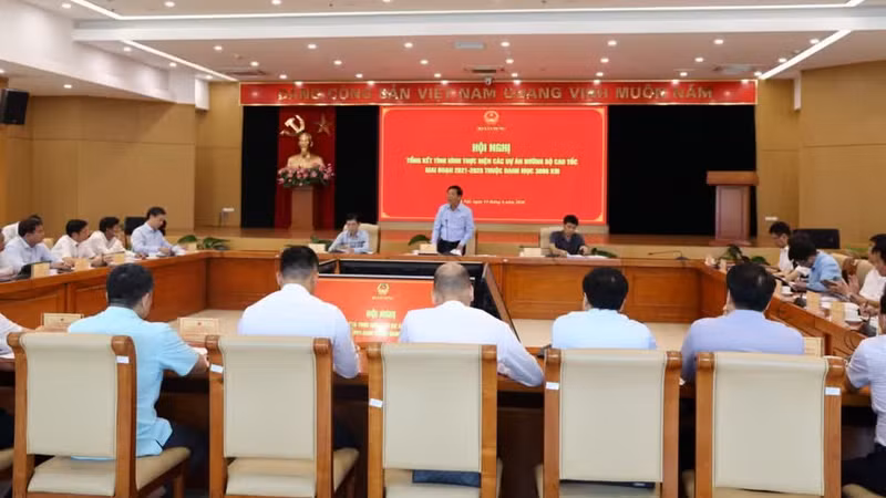 Minister of Construction Tran Hong Minh chairs a conference reviewing the implementation of expressway projects in the 2021–2025 period under the 3,000 km portfolio. (Photo: Ministry of Construction Portal)