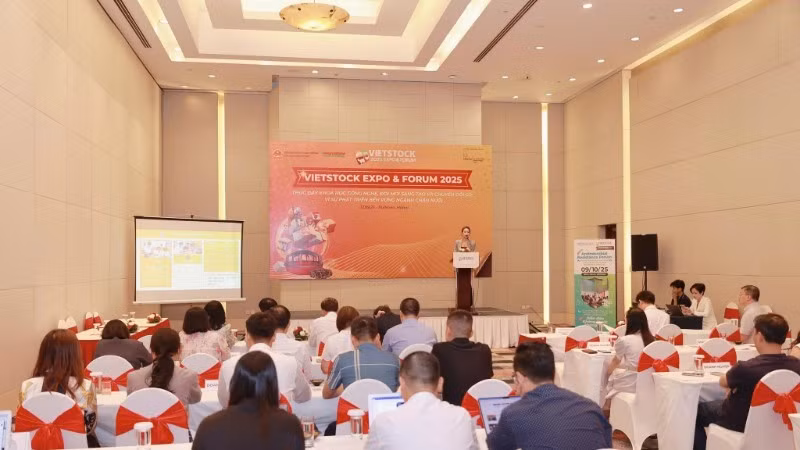 Representatives of enterprises and press agencies at the press briefing.
