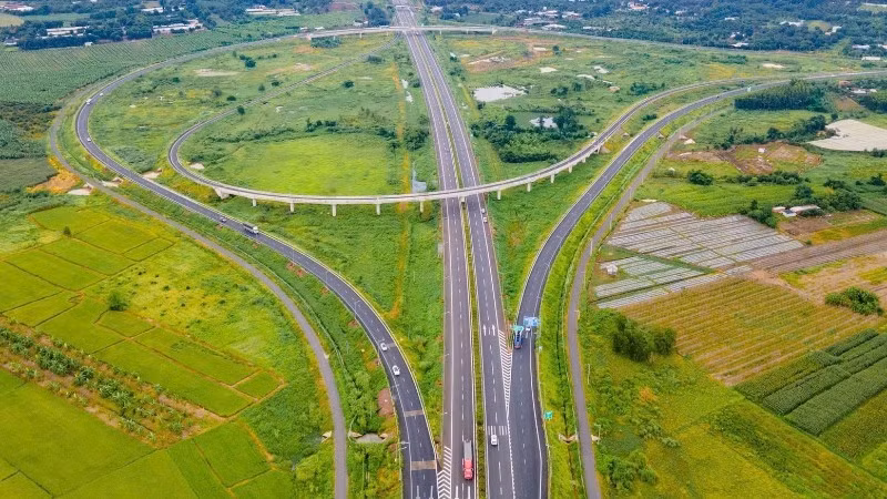 To date, the total length of the national expressway network has nearly reached 2,500 km, helping to increase investment efficiency, reduce logistics costs, and open up new development space.