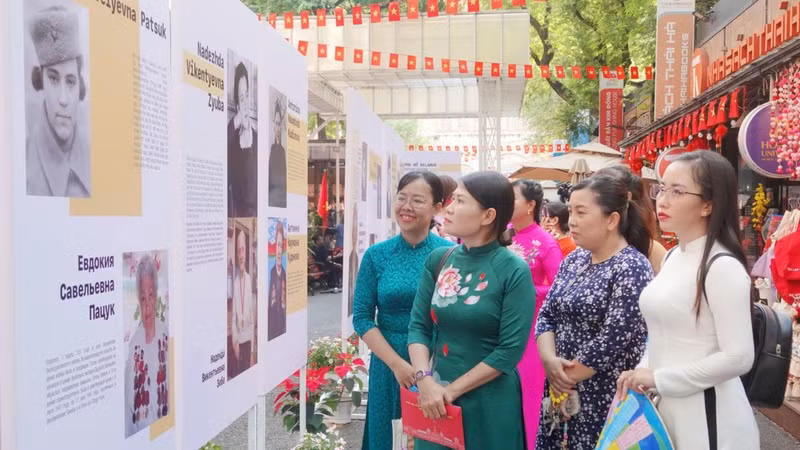 Visitors attend the “Beauty of Vietnamese and Belarusian Women” exhibition at Ho Chi Minh City Book Street. (Photo: VO MANH HAO)