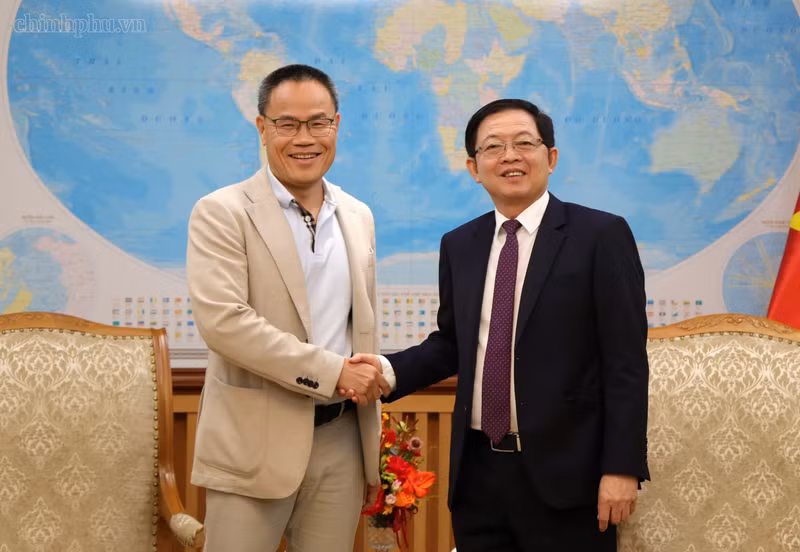 Deputy Prime Minister Ho Quoc Dung (R) meets with Prof. Dr. Nguyen Van Tam, a prominent Vietnamese scientist in France, in Ha Noi on August 24. (Photo: chinhphu.vn)