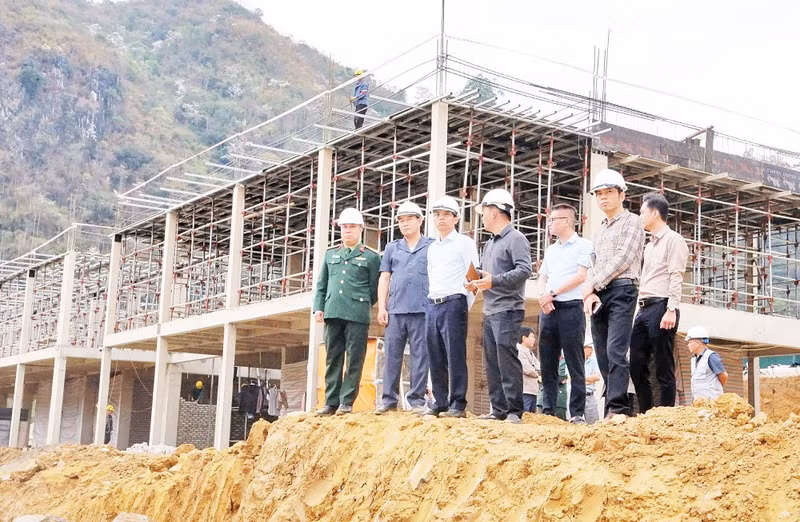 A working delegation from Son La Province inspects the progress of inter-level school construction in Phieng Pan Commune. (Photo: NGOC TUAN)