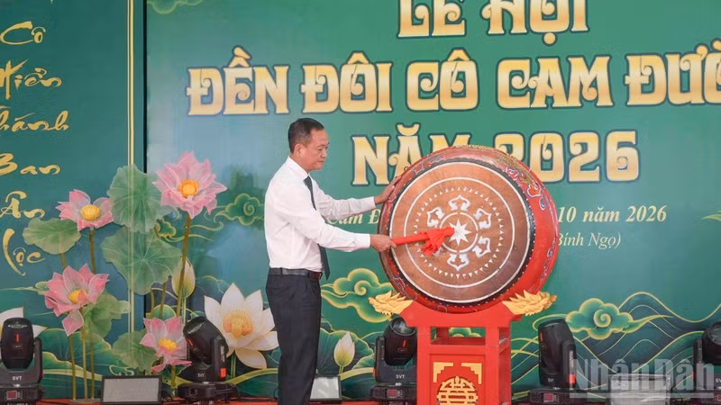 Vu Hung Dung, Secretary of the Party Committee and Chairman of the People’s Council of Cam Duong Ward, beats the drum to open the festival. (Photo: CONG HAI)