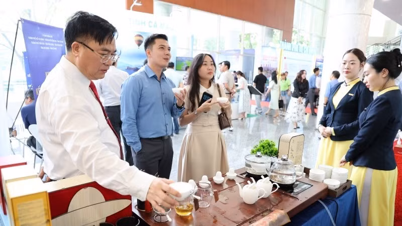 Enterprises display products at the conference on investment connectivity and development cooperation between Ho Chi Minh City and provinces and cities in the southeastern region and the Mekong Delta.