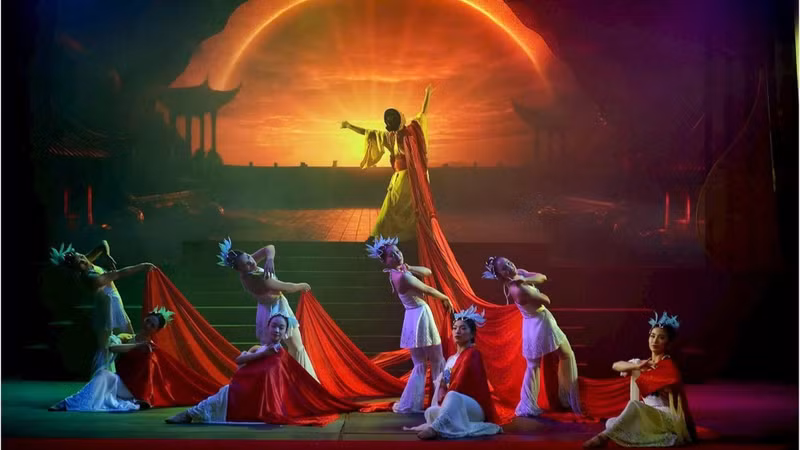 A scene from “Tran Nhan Tong”, a performance combining circus arts and cai luong (reformed theatre). (Photo: QUYNH HUONG)