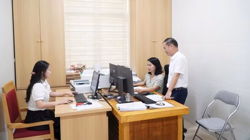 Officials and civil servants in Thanh Vinh Ward perform their professional duties.