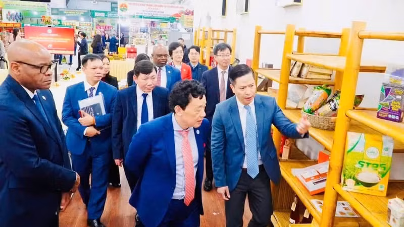 FAO Director-General Qu Dongyu visits the agricultural products exhibition area of the Agricultural Trade Promotion Centre in 2025. (Photo: Agritrade)
