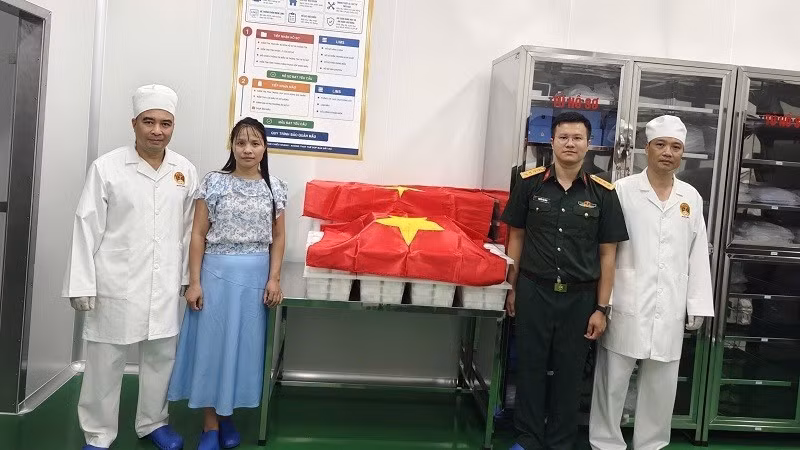 Members of the Steering Committee for the Search and Identification of Martyrs in Dien Bien Province hand over 876 samples of martyrs’ remains collected from Doc Lap Martyrs’ Cemetery. (Photo: Dien Bien Provincial Military Command)