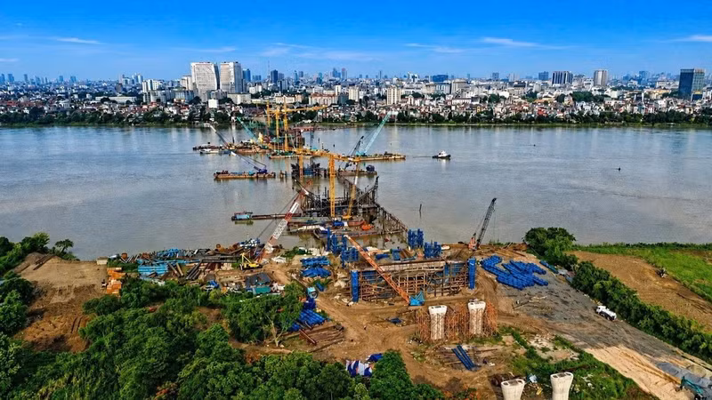 Construction teams are accelerating work on Tran Hung Dao Bridge in Ha Noi, aiming to complete the project in the second quarter of 2027. (Photo: DAT PHUONG)