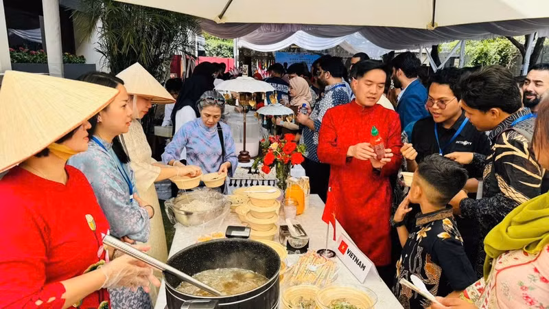 Vietnamese cuisine always attracts attention and receives high praise from visitors to the event. (Photo courtesy of the Vietnamese Embassy in Pakistan)