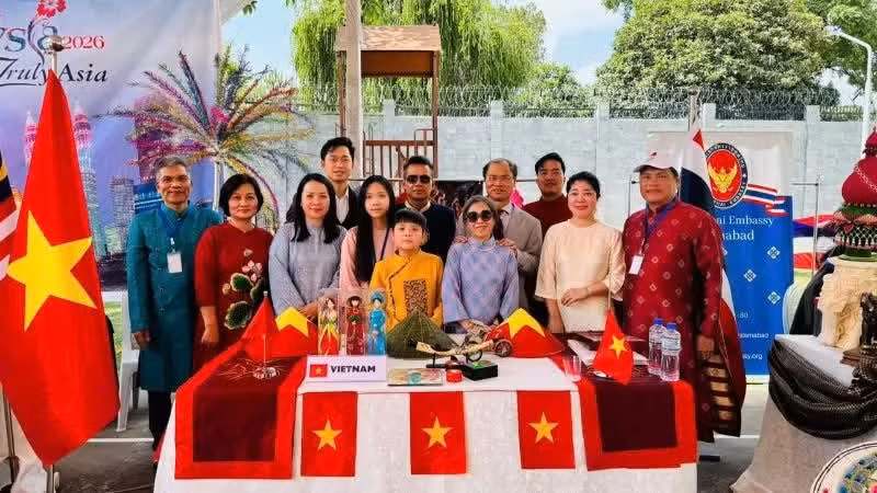 Staff members of the Vietnamese Embassy pose for a photo at the embassy’s display and introduction booth at the “ASEAN Village” event. (Photo: The Vietnamese Embassy in Pakistan)