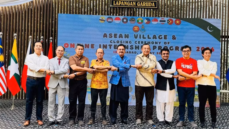 Vietnamese Ambassador to Pakistan Pham Anh Tuan (second from left) poses for a photo with ambassadors and representatives of ASEAN embassies in Pakistan at the event. (Photo: The Vietnamese Embassy in Pakistan)