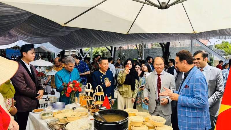 Embassy staff introduce Vietnamese Pho to guests and visitors. (Photo: The Vietnamese Embassy in Pakistan)