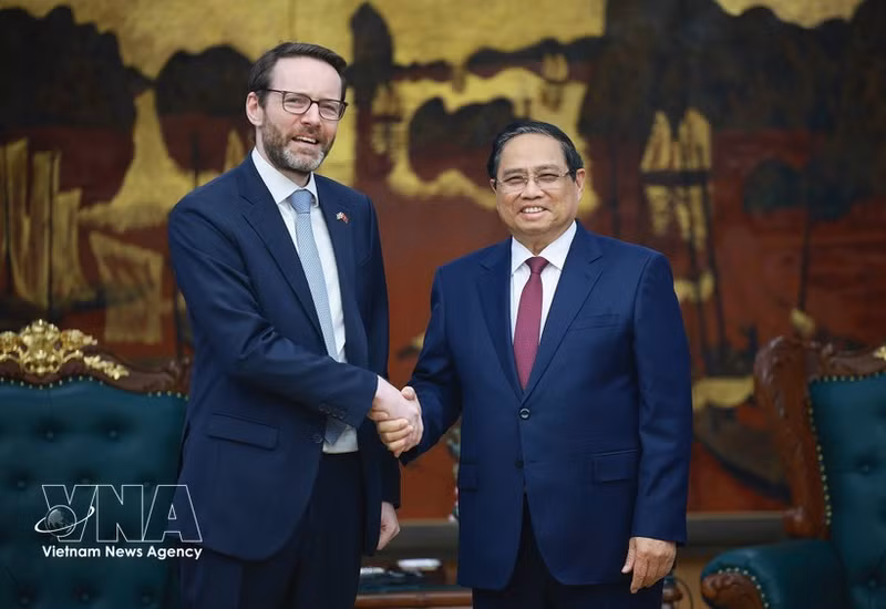Prime Minister Pham Minh Chinh receives UK Ambassador to Viet Nam Iain Frew in Ha Noi on April 6. (Photo: VNA)