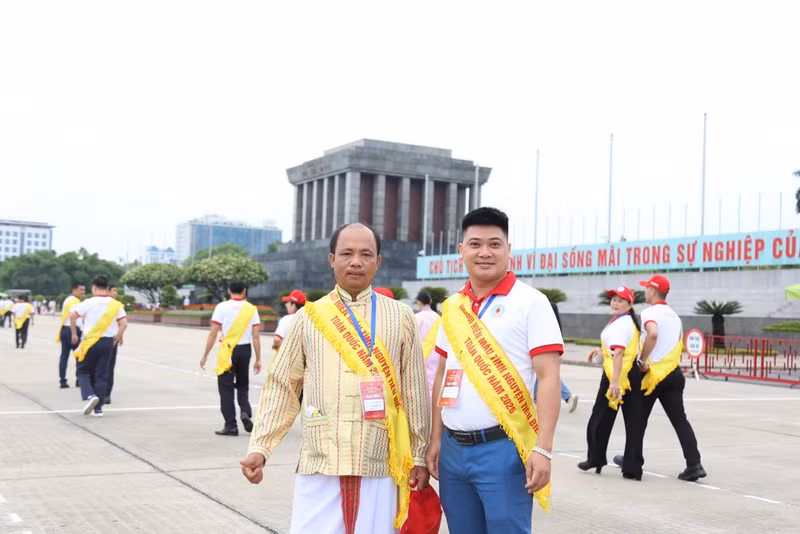 Phong, wearing traditional Cham attire, attends the ceremony reporting achievements to President Ho Chi Minh as part of the 2026 programme honouring outstanding voluntary blood donors nationwide.