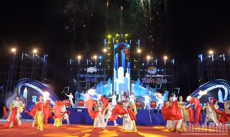 The highlight of the opening night was an emotional art programme themed “Quang Ngai - A Symphony of Sea and Islands”, combining the artistic languages of music and light.