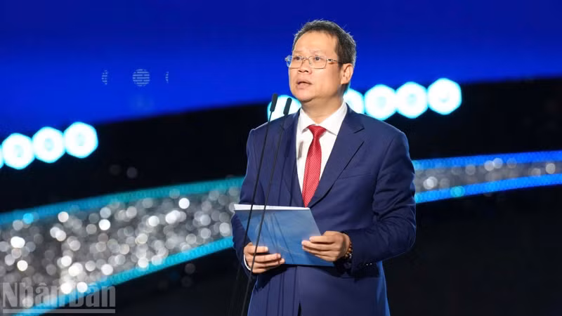 Chairman of the Da Nang City People’s Committee Nguyen Manh Hung delivers his remarks.