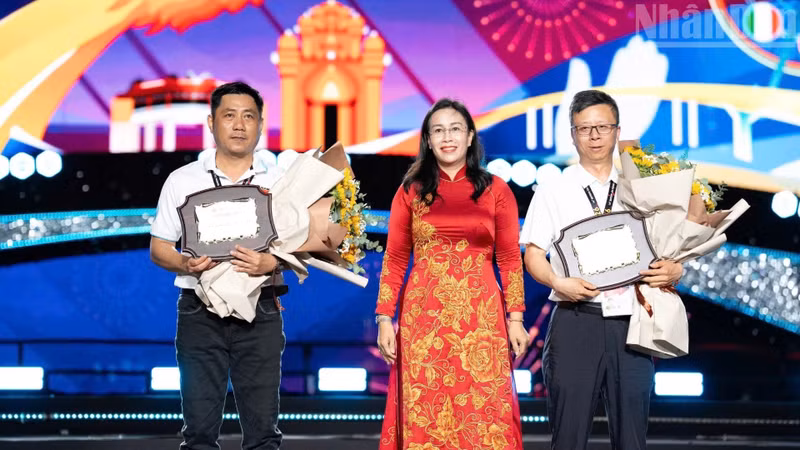 The organising committee presents commemorative medals to Team Da Nang (Viet Nam) and Team China.